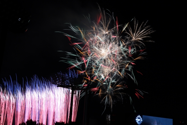 写真素材：神宮外苑花火大会の打ち上げ花火