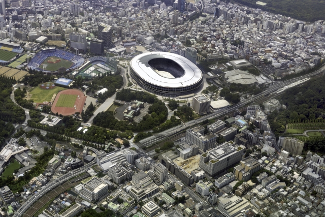 信濃町駅上空から国立競技場方向を空撮