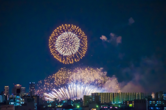 なにわ淀川花火大会建物が背景