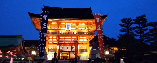 伏見稲荷大社：夜